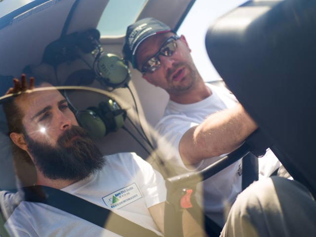  siguiendo las instrucciones del piloto 